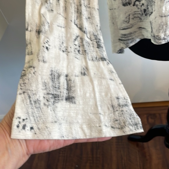 ANTHROPOLOGIE AKEMI + KIN long sleeved asymmetrical T-shirt with flared sleeves. - Picture 6 of 16